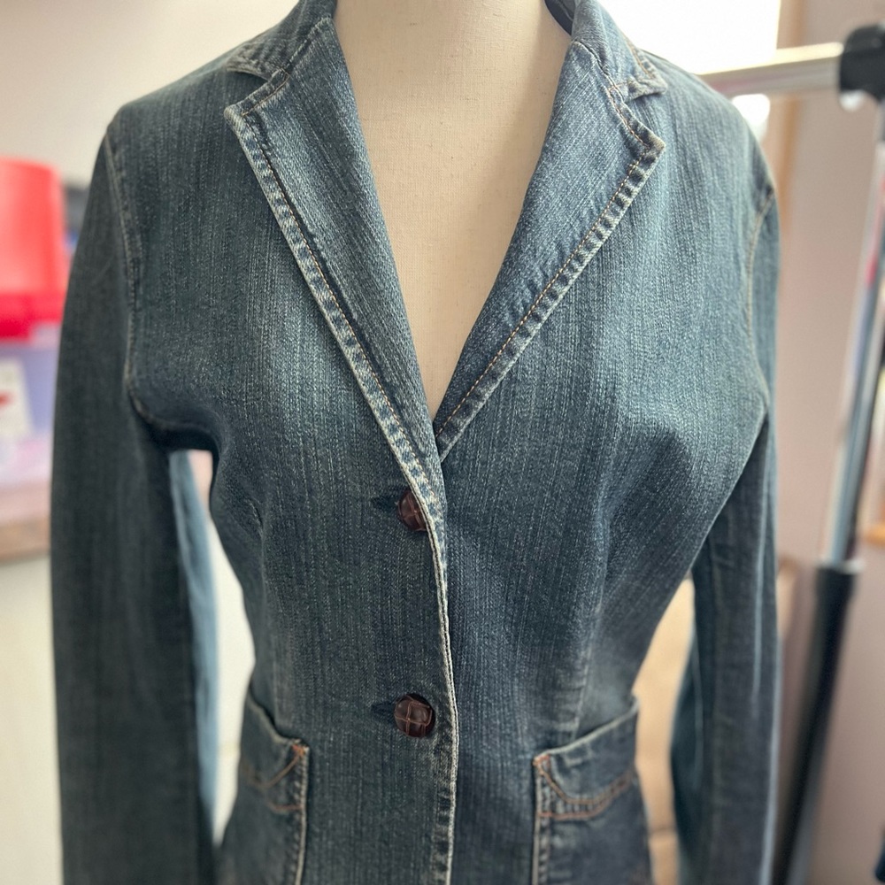 GAP Stretch Jean Jacket with 3 brown buttons. Size 6-lady Super cute and stylish